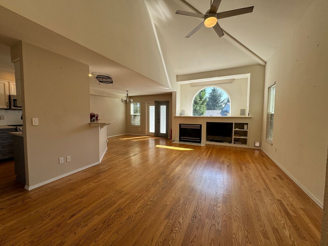 Primary Photo - **2 Week Free Rent!!** Beautiful 3 bedroom...