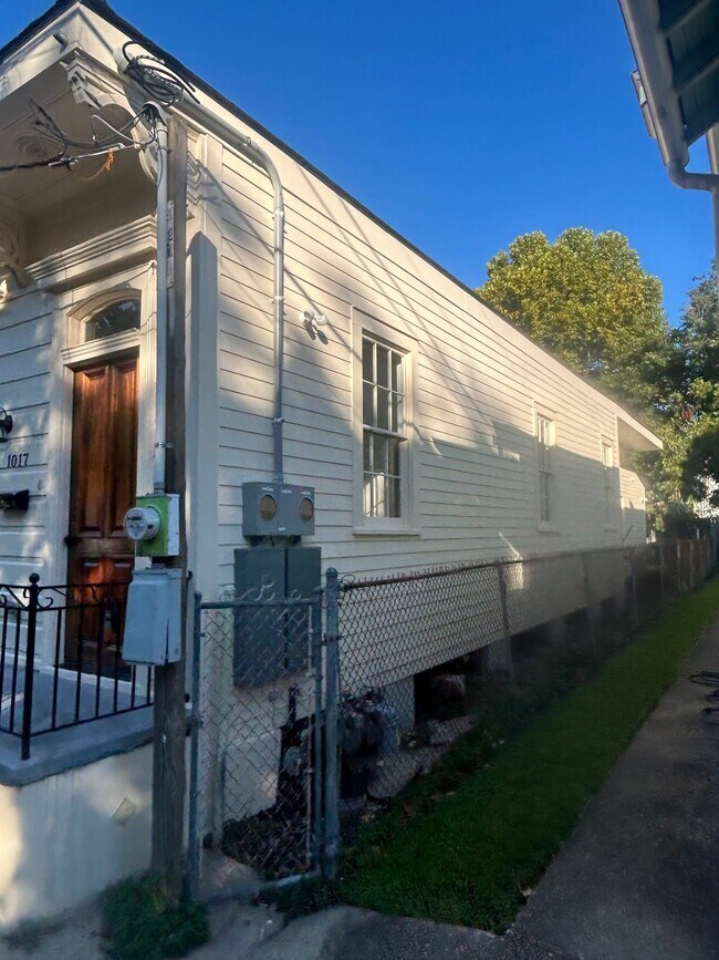 Building Photo - 1015 N Galvez St