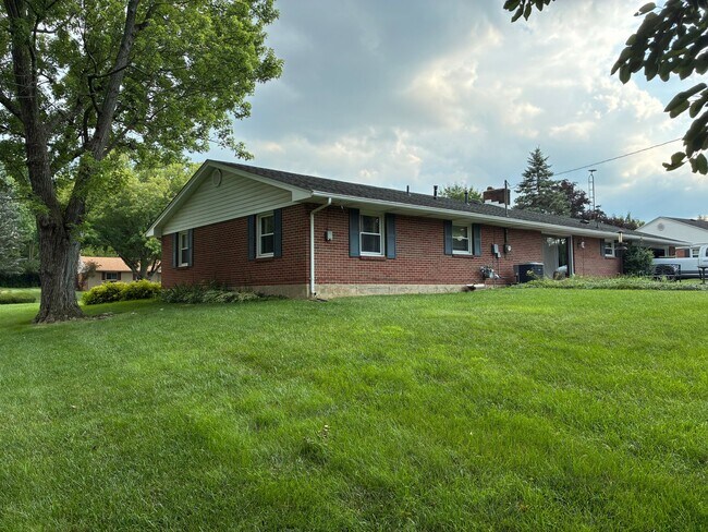 Foto del edificio - 2045 Fox Run Rd