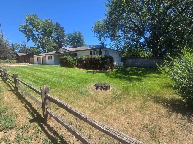 Building Photo - Rural 3 Bedroom Home in Fort Collins with Attached Garage and HUGE Yard Now Available! NO HOA!