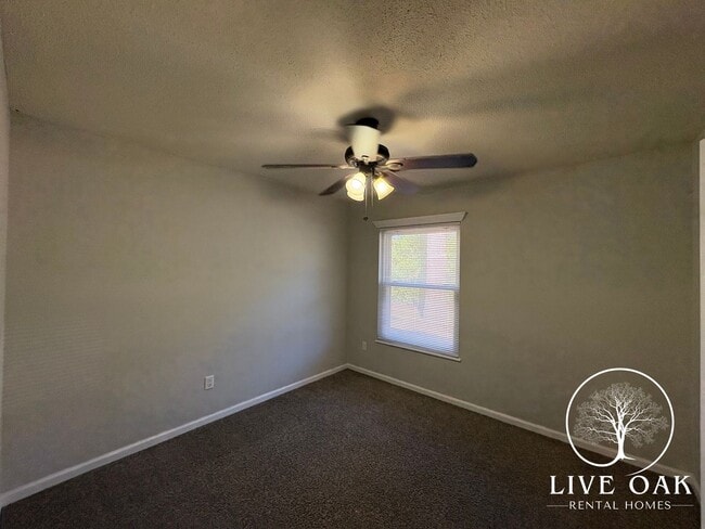 Building Photo - MOVE IN SPECIAL: $500 OFF 1ST FULL MONTH'S RENT!**