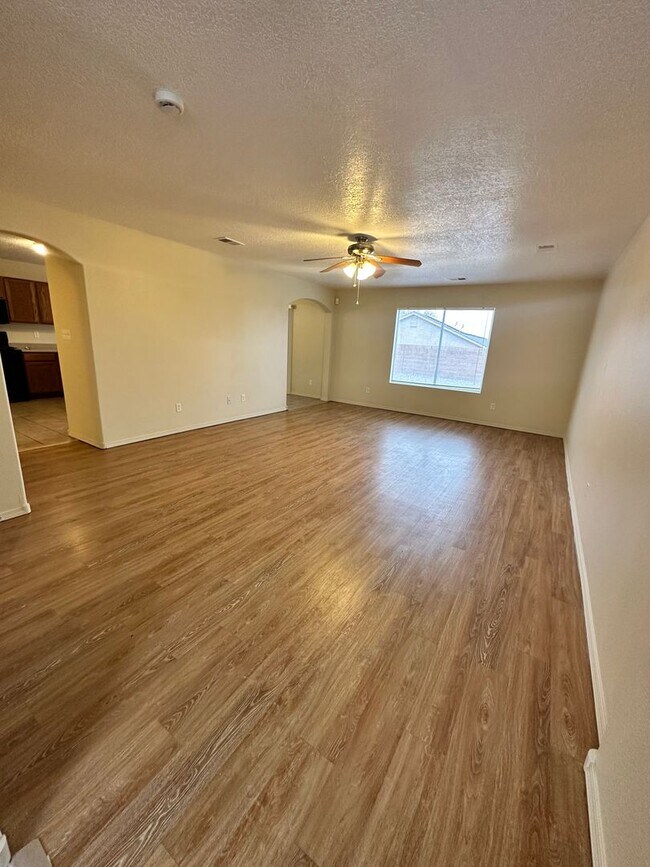 Building Photo - Spacious 4 bed 2.5 bath 3 car garage MOVE ...