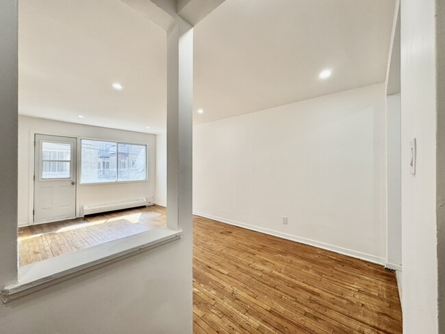 Building Photo - 2520 Rue Sicard