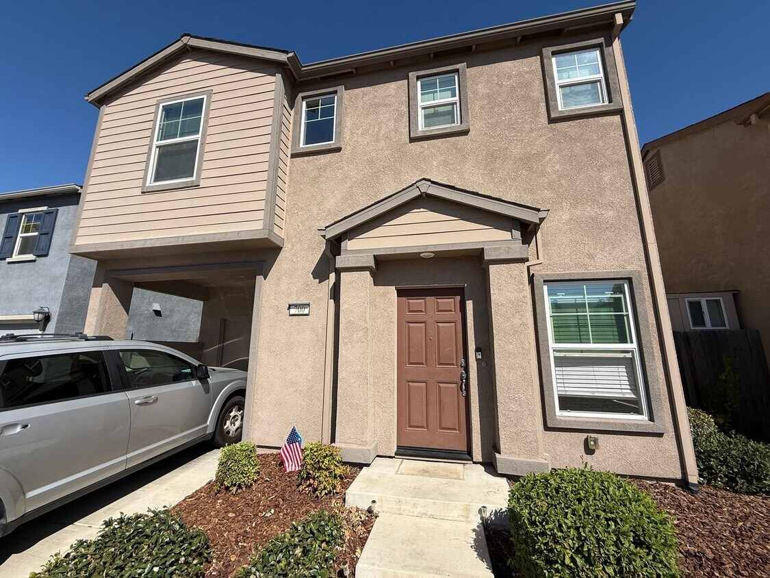 Foto principal - Beautiful 2-Story, 3 Bedroom, 2½ Bathroom ...