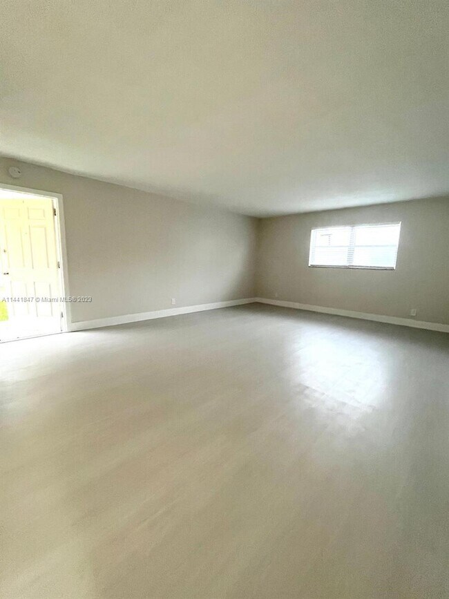 Foto del edificio - 861 SW 74th Terrace