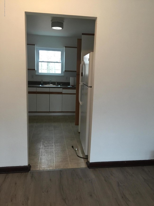 Building Photo - 211 Briar Mills Dr