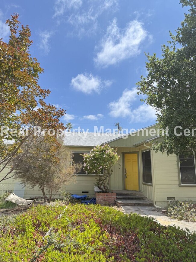 Building Photo - AVAILABLE SEPTEMBER - Large 3 Bedroom / 2 ...