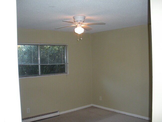 Building Photo - 2 bed condo near University Place AUG