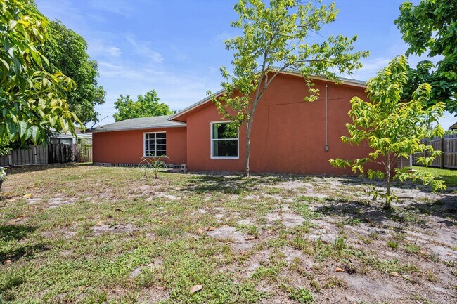 Building Photo - 4928 Marbella Rd S