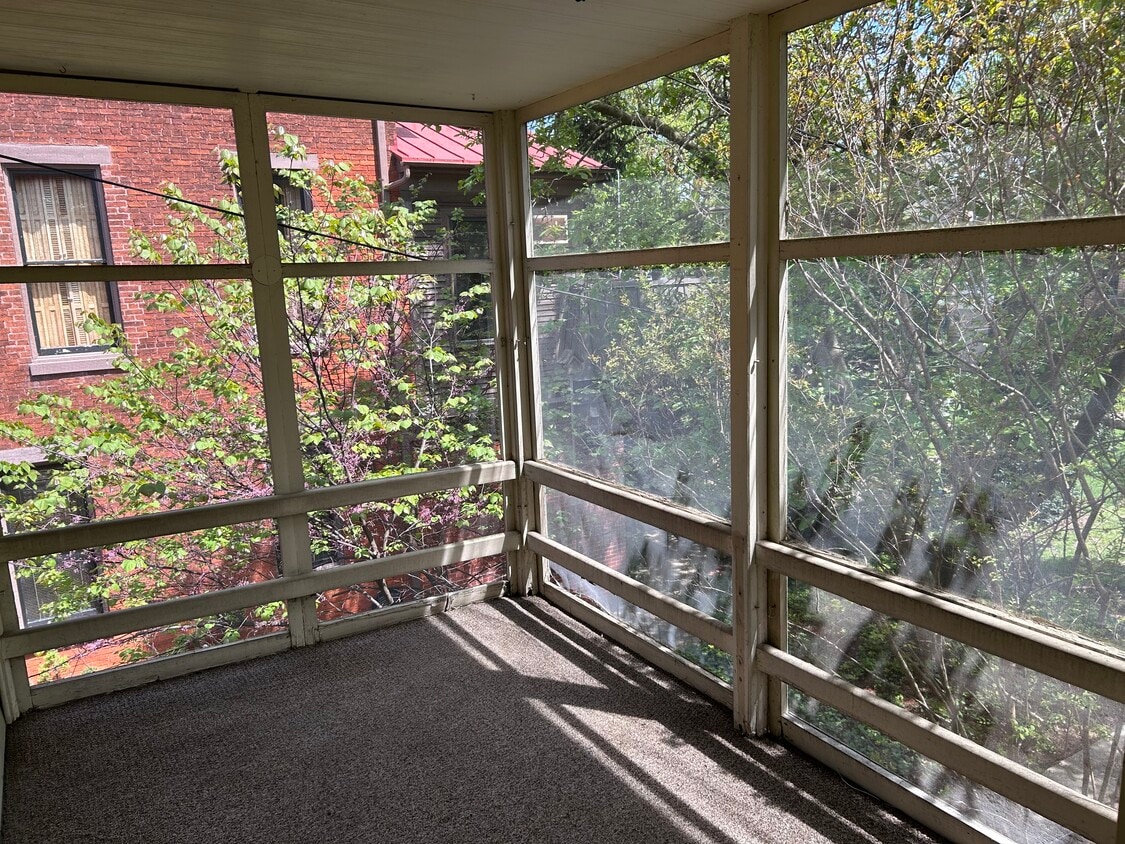 Screened-in porch - 458 W Market St