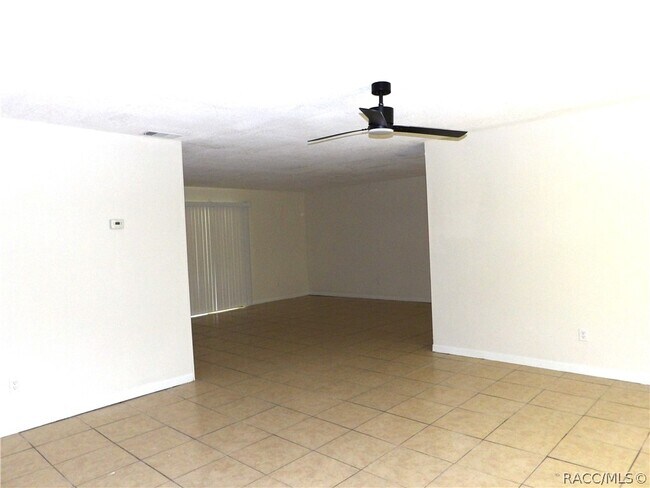 Foto del edificio - 8935 N Basswood Ave