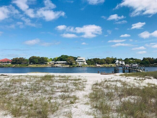 Foto del edificio - 13944 River Rd