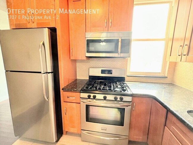 Building Photo - 2BR/1BA Sun-drenched South Philly Apt with...