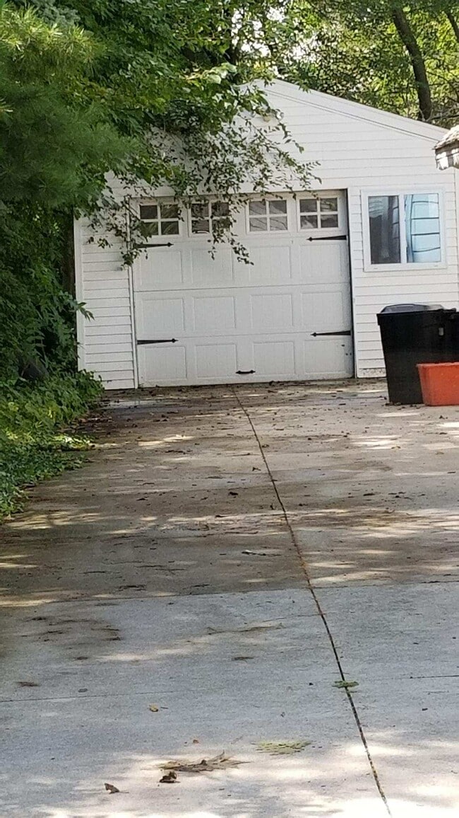 Building Photo - 821 Stanley St