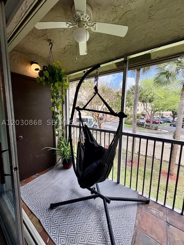 Foto del edificio - 8750 Royal Palm Blvd