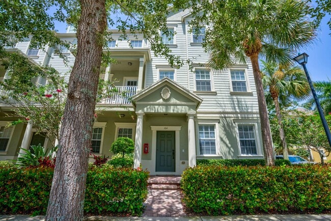 Building Photo - 122 W Royal Palm Cir