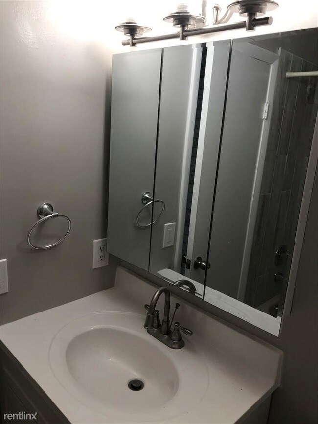 Building Photo - 4 br, 2.5 bath Townhome - 9811 NW 2nd Ct