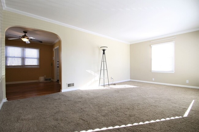 Building Photo - 3 Bedroom / 2 Bath Home!