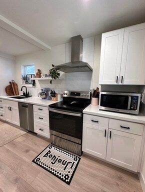 Foto principal - Modern 3-Bedroom End-Unit Townhome with Pr...