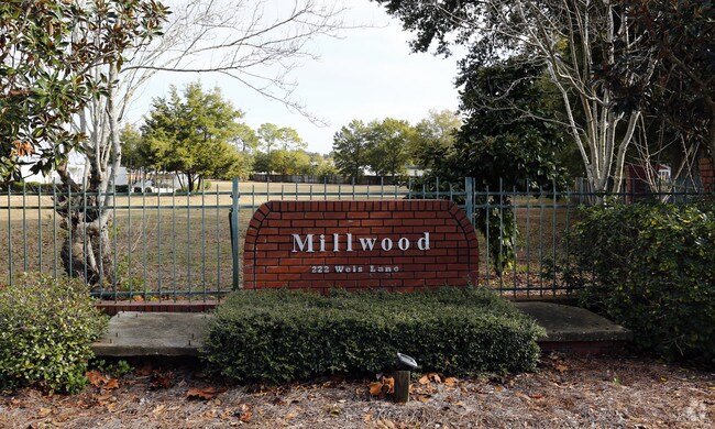 Entrada - Millwood Apartments
