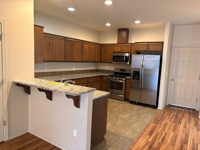 Building Photo - Well Maintained Spacious 4 BD Home with Granite Countertops, Hardwood Floors, High Ceilings, Grea...