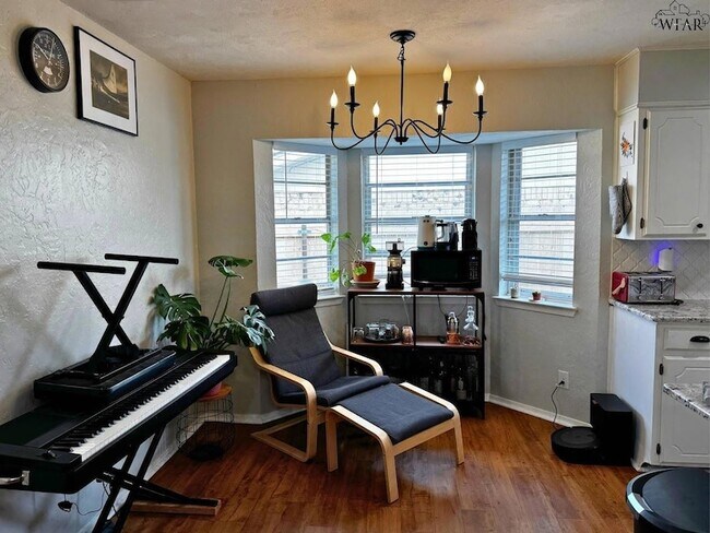 Building Photo - 2119 Selma Dr