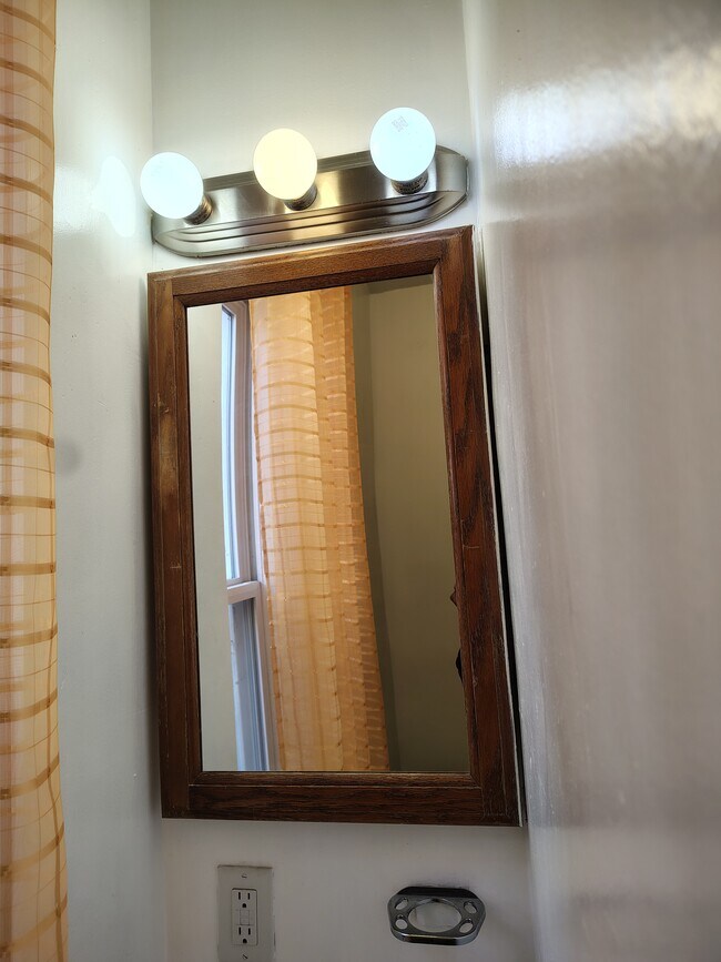 Baño - 1631 Carnation St