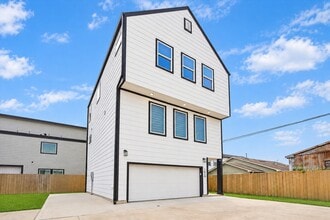 Building Photo - 104 E 44th St