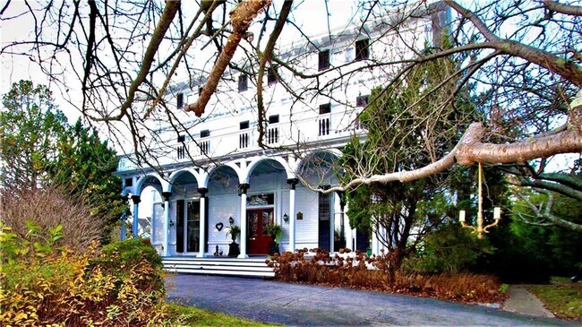 Foto del edificio - 120 Miantonomi Ave