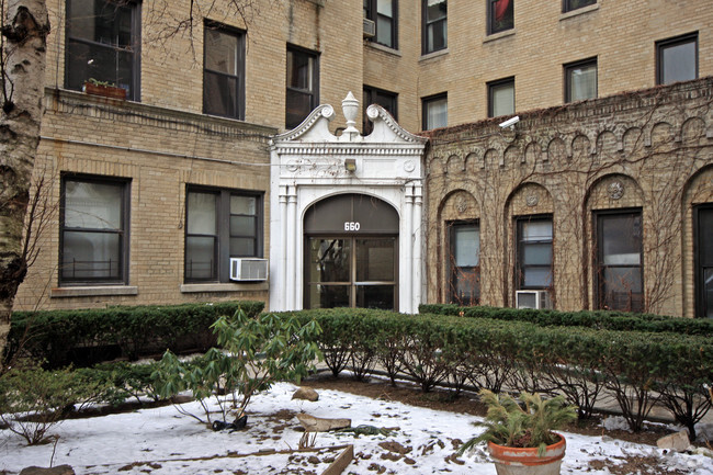 Entry Way & Court Yard - 660 Fort Washington Avenue