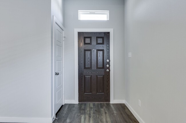 Building Photo - AVAILABLE NOW! GORGEOUS 3 BEDROOM DUPLEX L...