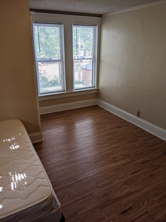 Building Photo - 812 W Main St