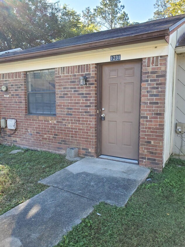 Primary Photo - 1231 Continental Ct