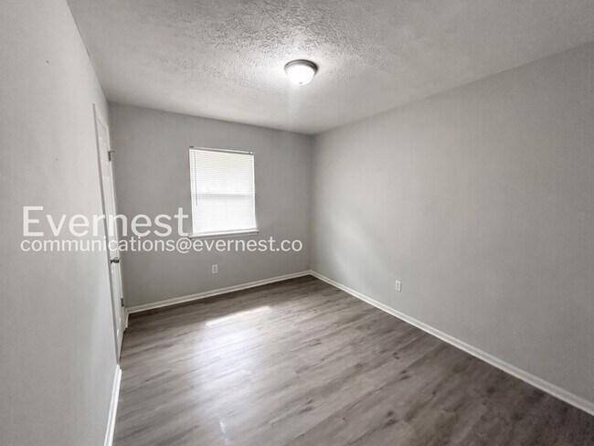 Foto del edificio - Limited Time Special Offer / Spacious Home with Hookups and Parking / 5 Bed, 2 Baths / Available ...