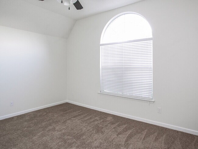 Foto del edificio - 5810 Bedford Loop E