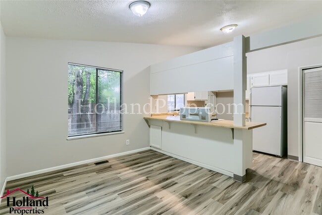 Building Photo - Skiver 6474-6476 - Lee
