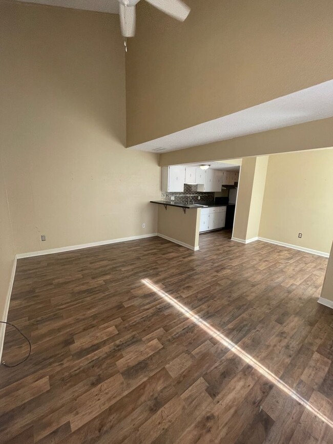 Building Photo - 3BD/2BA Condo located on the Germantown/Me...
