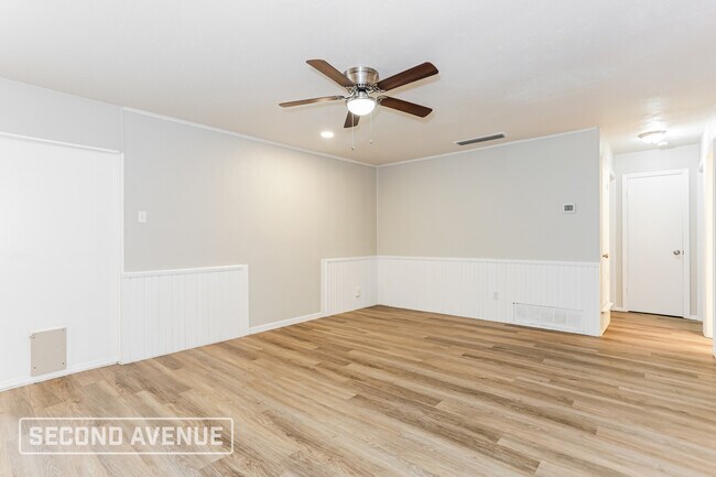 Building Photo - 422 Southlake Dr