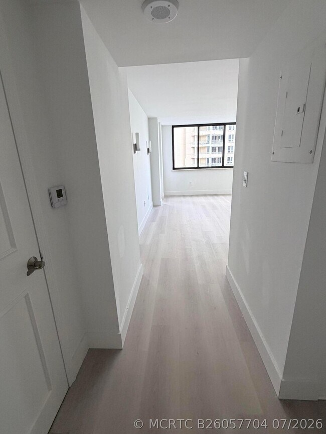 Building Photo - 540 Brickell Key Dr