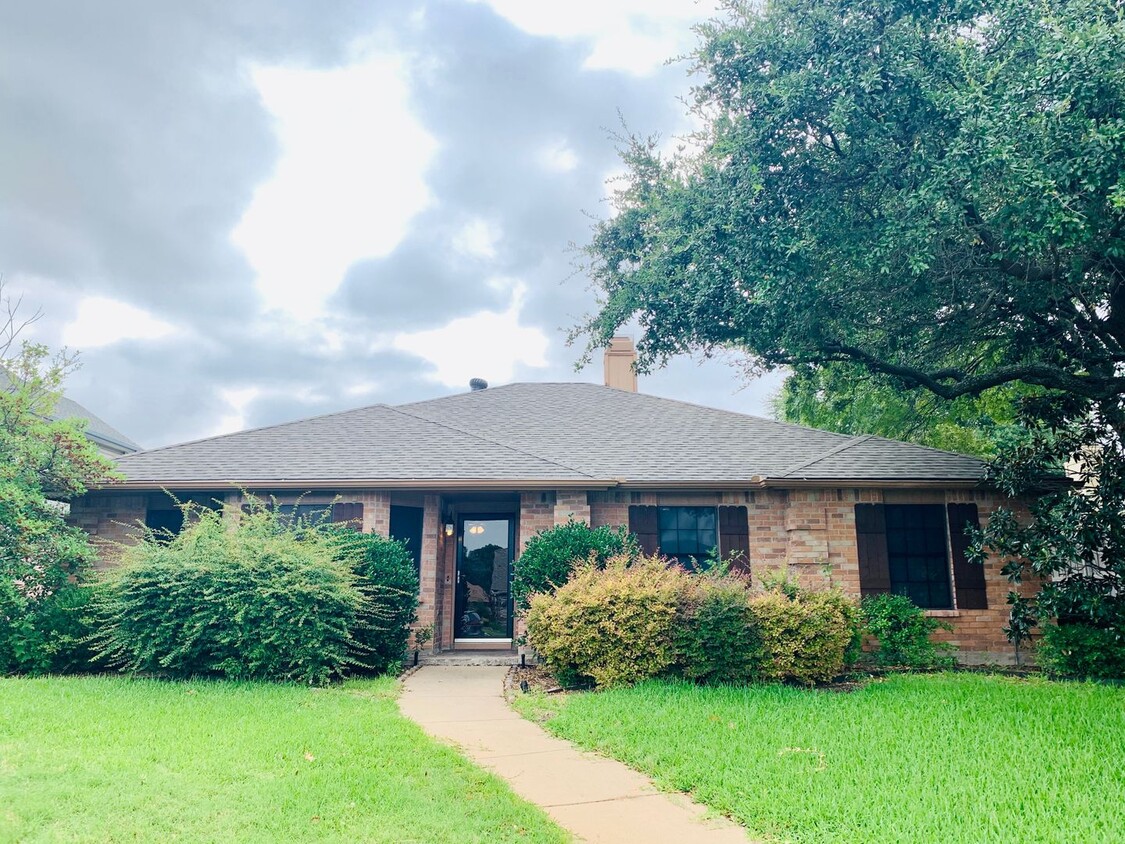 Primary Photo - Cozy Home Near Hwy 75 with beautiful patio!