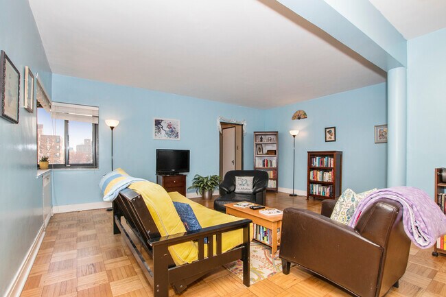 Living Room - 5040 N Marine Dr