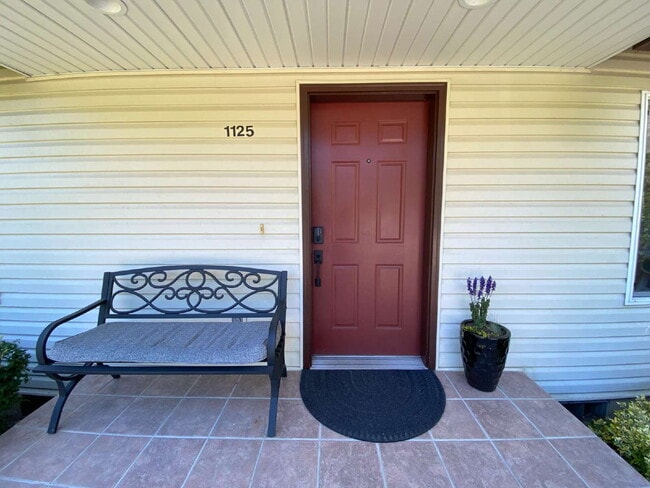 Foto del edificio - Quiet 3-Bed, 1.5-Bath Home with Large Encl...