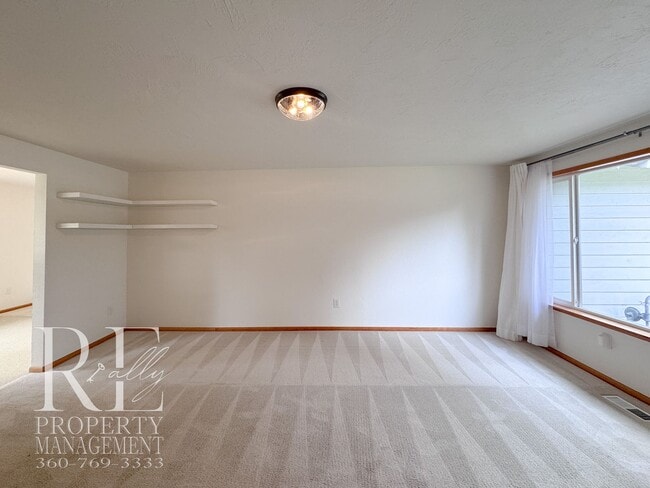 Foto del edificio - Bright & Spacious Single-Level Home with Dual Living Areas