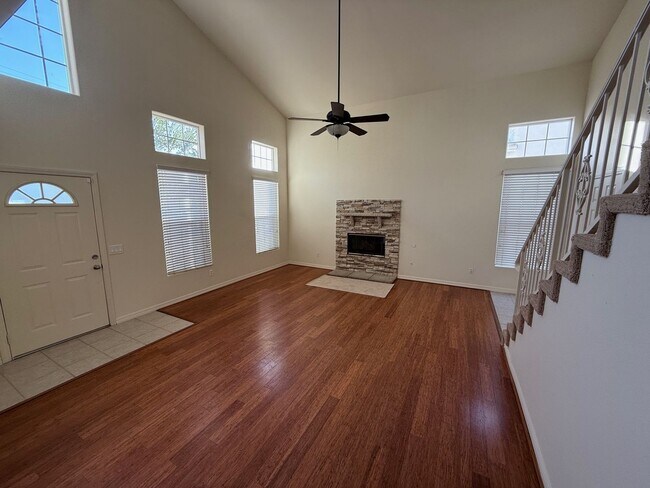 Foto del edificio - Large 4 Bedroom 3 Bath House w/ 2 car garage