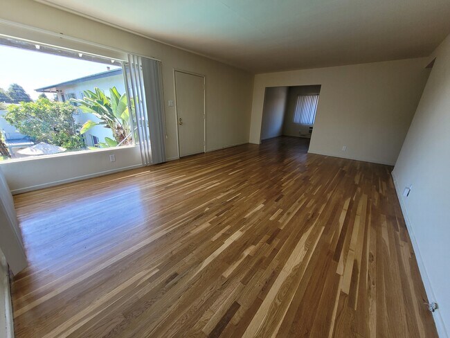 Living room - 1670 Huntington Dr