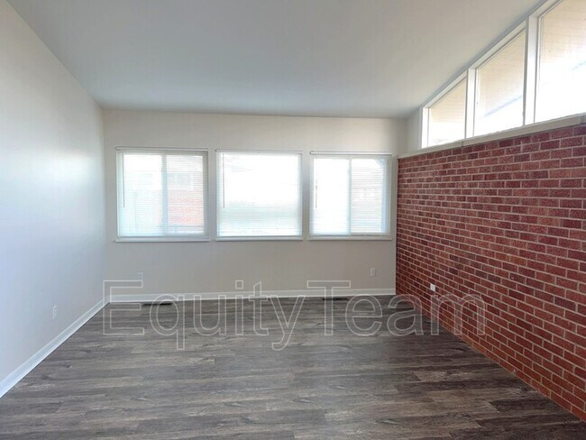 Building Photo - 4946 Bayside Dr