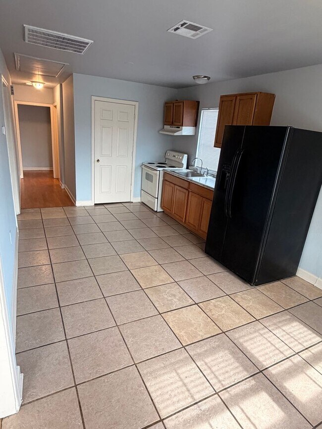 Foto del edificio - Large 2/3BD AND 2 FULL BATHS