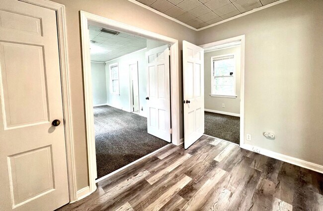 Foto del edificio - Huge 4 bedroom / 2 bathroom updated home n...