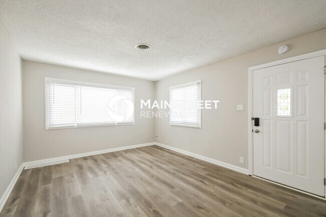 Building Photo - 2 Bedroom Pet-Friendly Home in Indianapolis, IN with Main Street Renewal