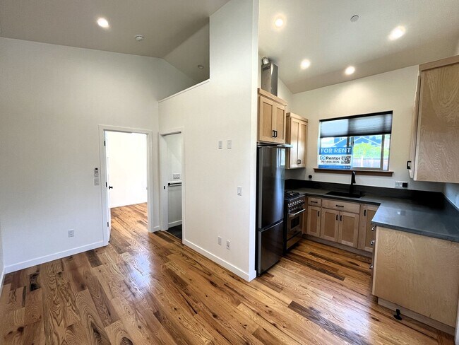 Foto del edificio - Sunny, Charming Pet-Friendly Brand New 2025 1 Bedroom Home for Lease in Blue Lake, CA